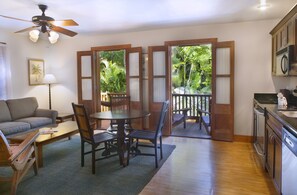 Cigar House King Suite w/ Poolside porch | Coin séjour | Télévision