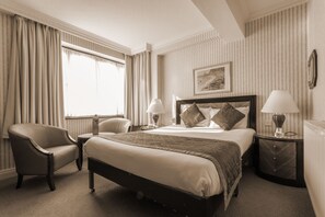 In-room safe, desk, WiFi, bed sheets - Britannia Country House Hotel & Spa (Manchester)