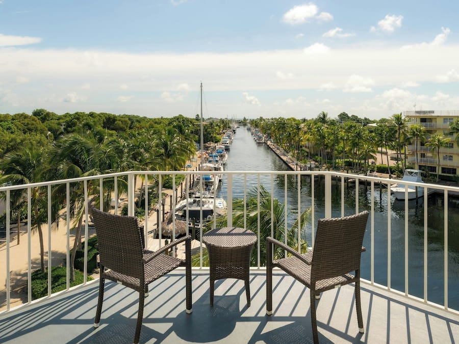 Suíte, 1 quarto, sacada, vista para a marina | Camas com colchões pillow-top, cofres nos quartos