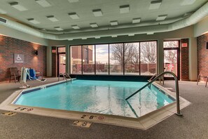 Una piscina cubierta, una piscina al aire libre