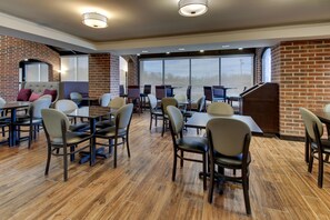 Free daily buffet breakfast  - Drury Inn & Suites Poplar Bluff (Poplar Bluff)
