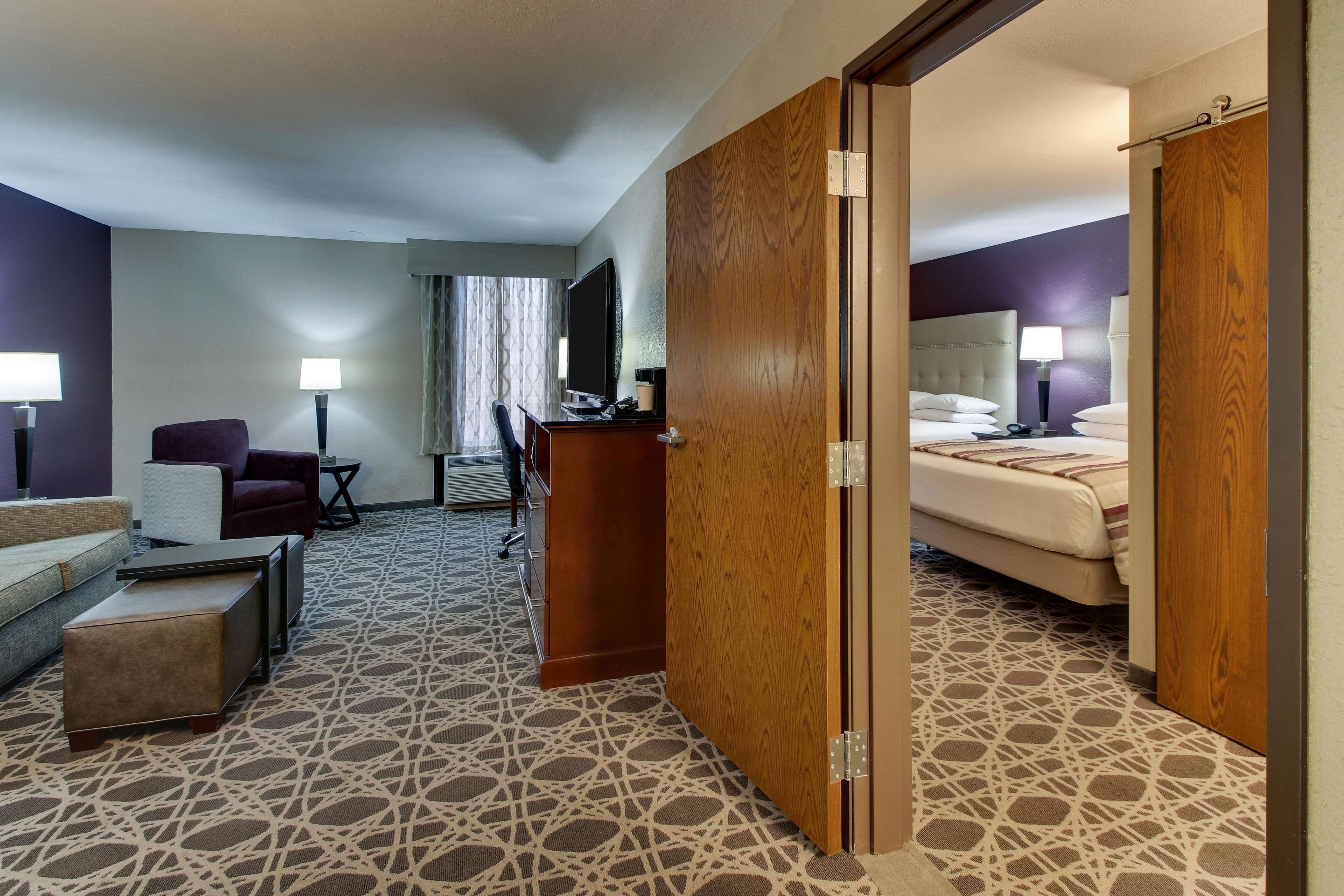 套房, 2 張加大雙人床, 無障礙, 冰箱和微波爐 (Sofabed, 2 Rooms, Tub) | 書桌、遮光布/窗簾、熨斗/熨衣板、免費搖籃/嬰兒床