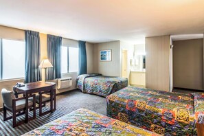 Desk, rollaway beds, free WiFi, bed sheets - Rodeway Inn Regalodge (Glendale)