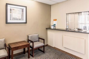 Lobby - Rodeway Inn Regalodge (Glendale)