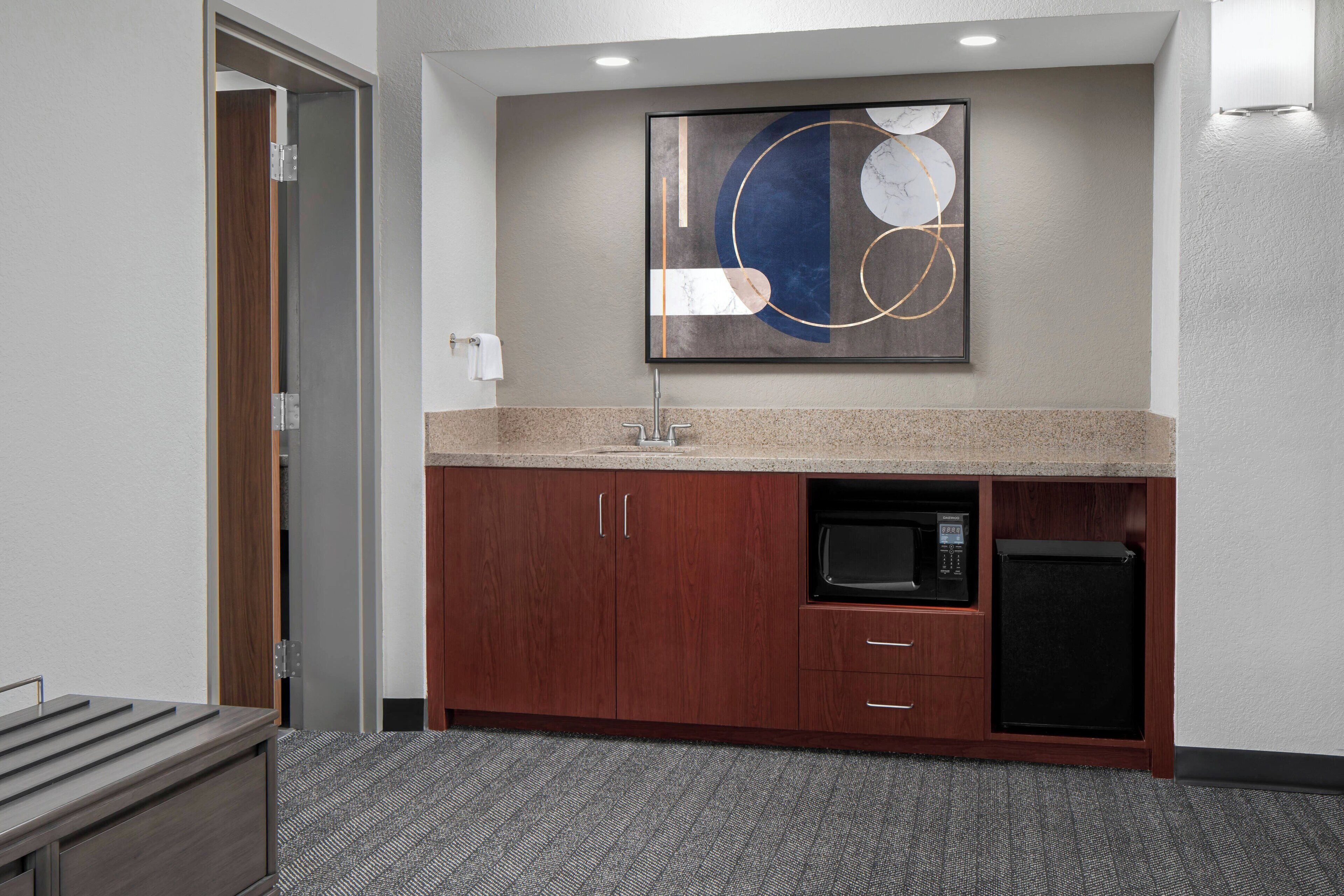 suite, 1 bedroom | bar (on property)