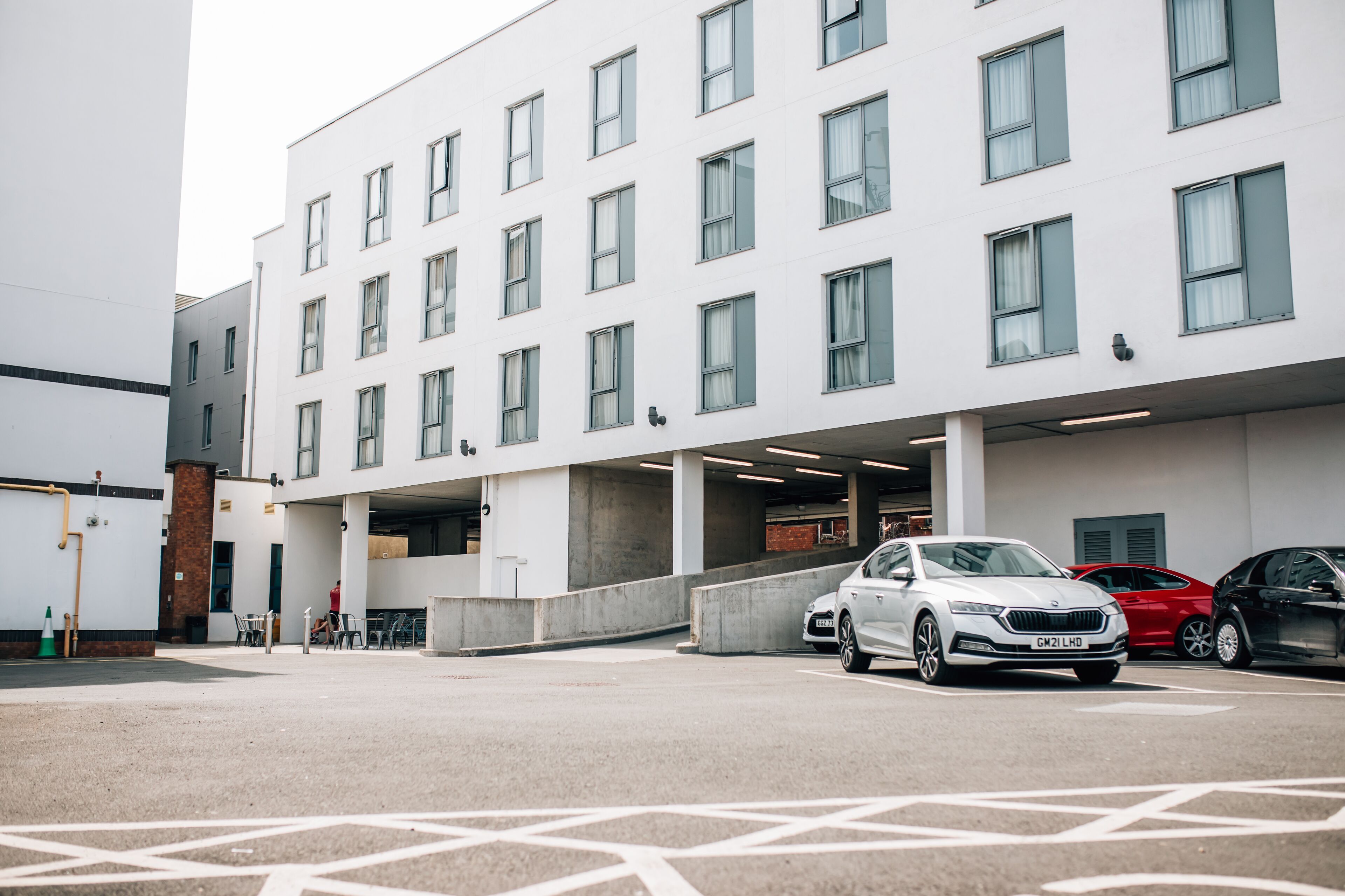 ที ่จอดรถจำนวนจำกัด, จุดชาร์จรถยนต์ไฟฟ้า