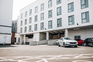 제한 주차, 전기차 충전소