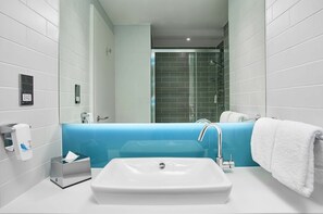 Douche, séchoir à cheveux, serviettes fournies