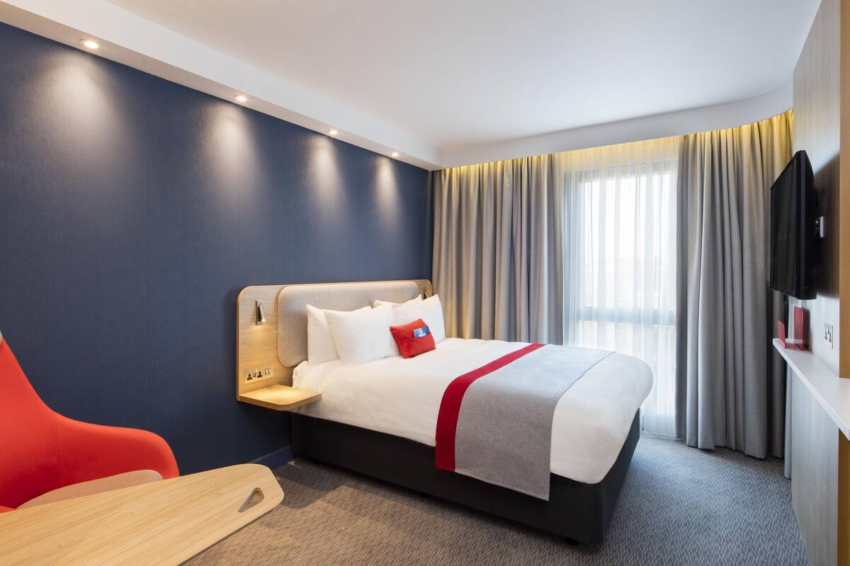 Standard Room, 1 Double Bed (with Free Hot Breakfast) | In-room safe, desk, laptop workspace, cribs (free)