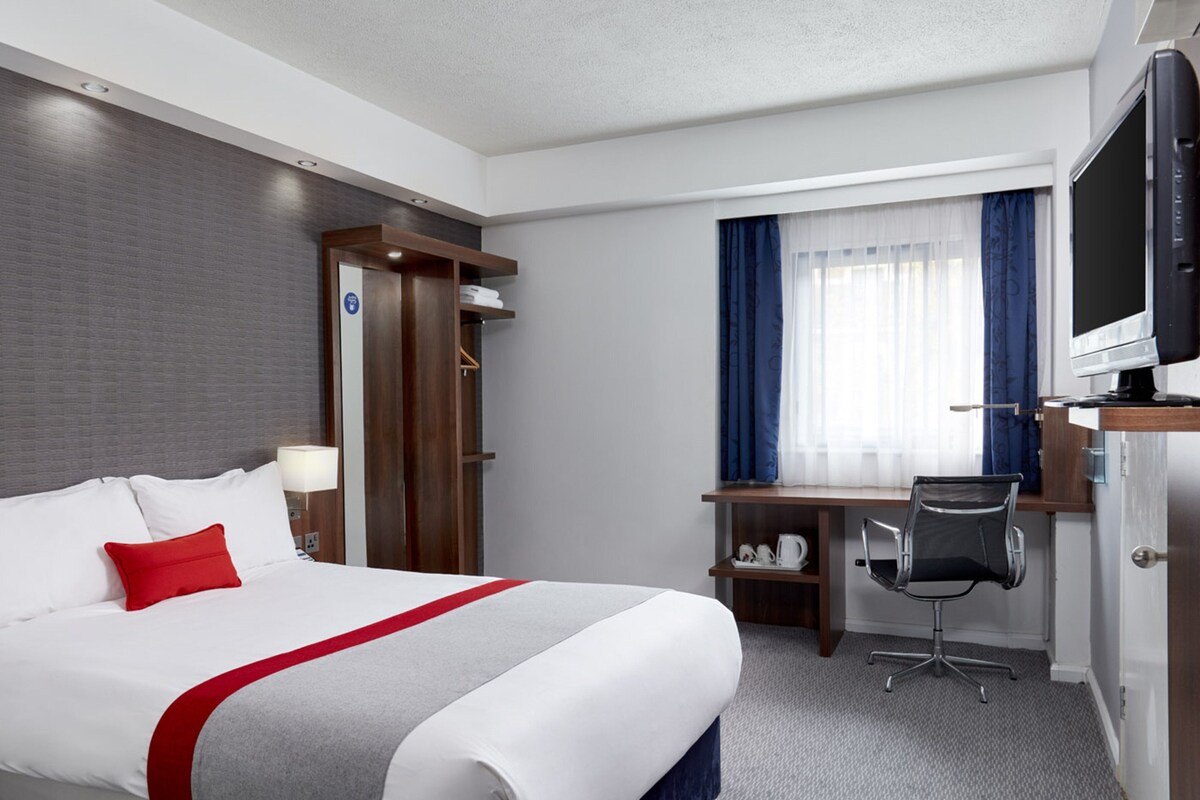 In-room safe, desk, laptop workspace, cribs (free)