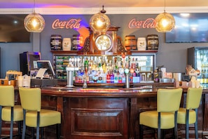 2 bars/lounges