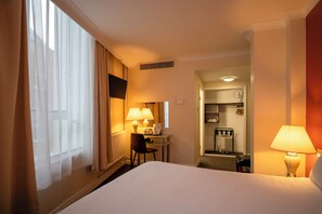 Quarto casal | Cofres nos quartos, escrivaninha, ferros/tábuas de passar roupa