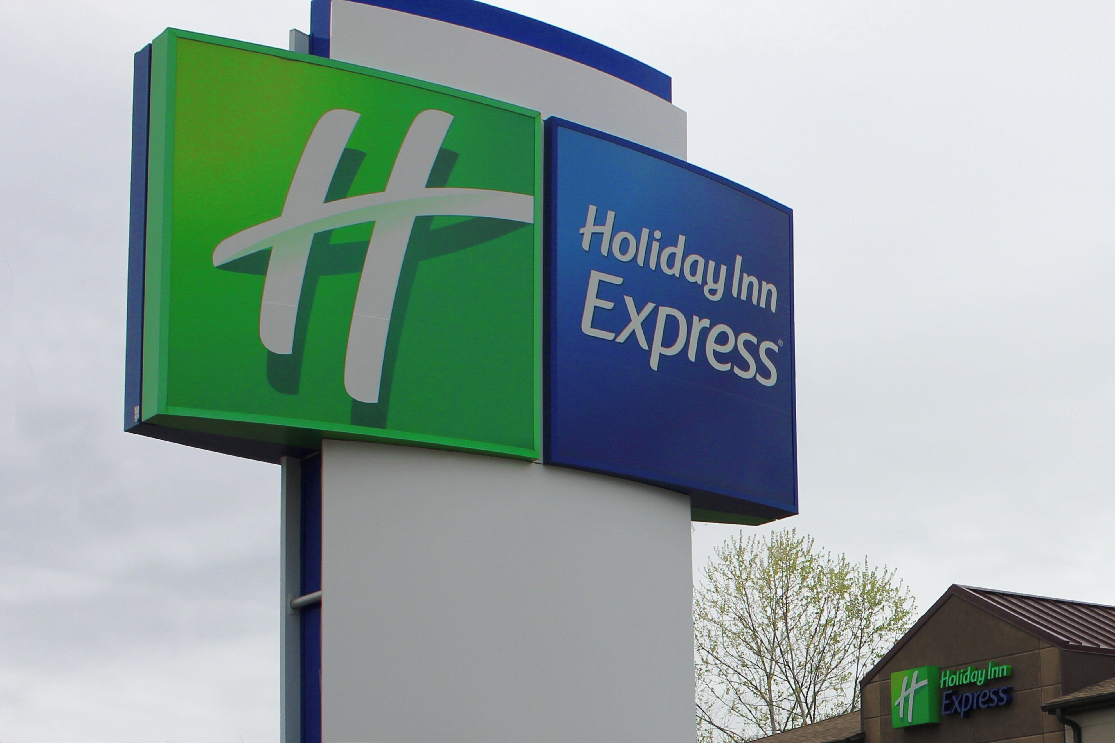 Señal de Holiday Inn Express con una combinación de colores verde y azul.
