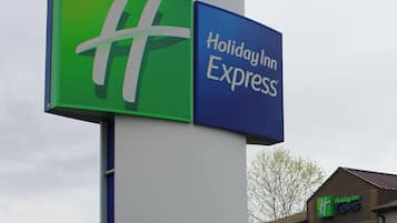 Señal de Holiday Inn Express con una combinación de colores verde y azul.