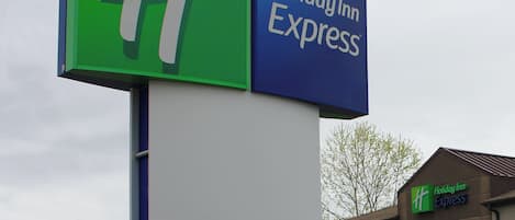 Segnaletica Holiday Inn Express con schema di colori verde e blu.