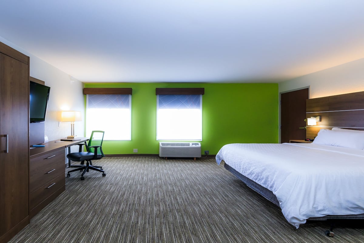 1 bedroom, premium bedding, in-room safe, desk