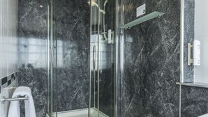 Shower, free toiletries, hair dryer (on request), towels - Aberdeen Northern Hotel (Aberdeen)