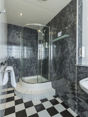 Shower, free toiletries, hair dryer, towels - Aberdeen Northern Hotel (Aberdeen)