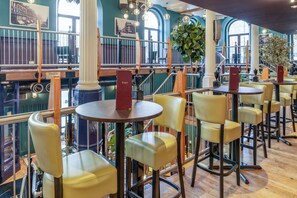 2 bars/lounges