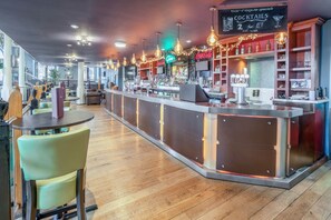 2 bars/lounges