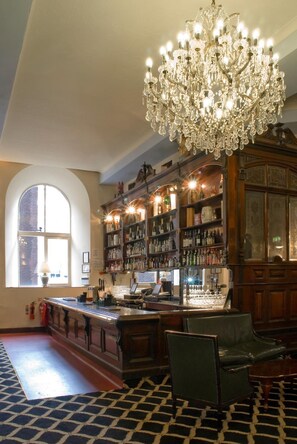 2 bars/lounges