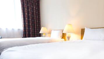 Chambre avec lits jumeaux | Décoration personnalisée, bureau, fer et planche à repasser