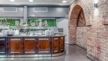 Colazione completa a pagamento, servita tutte le mattine