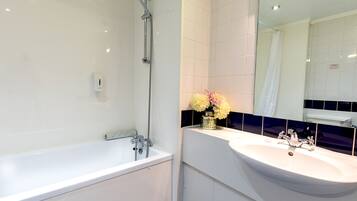 Superior Suite | Bathroom | Free toiletries, hair dryer, towels