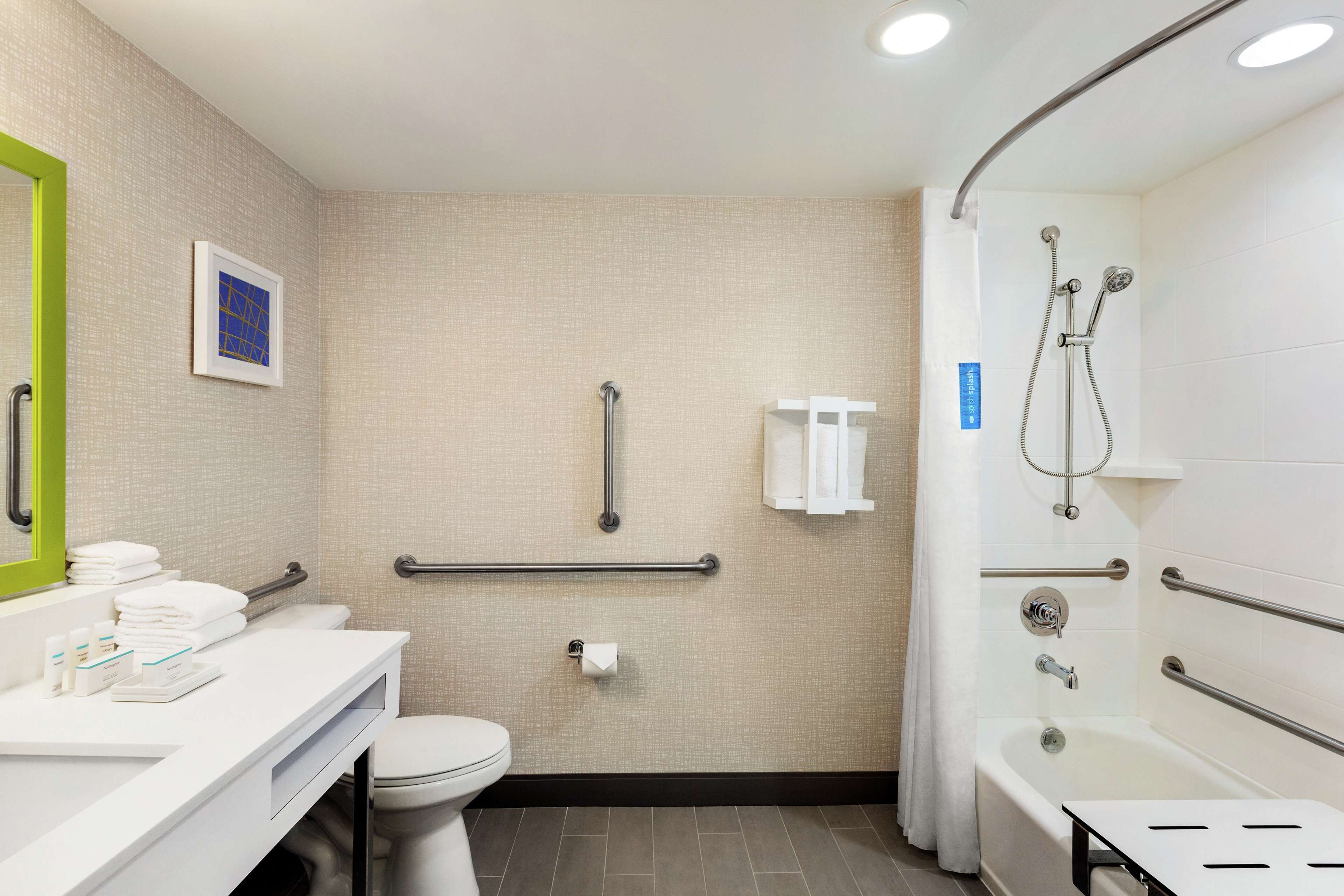 Photo - Hampton Inn & Suites Fort Lauderdale Airport