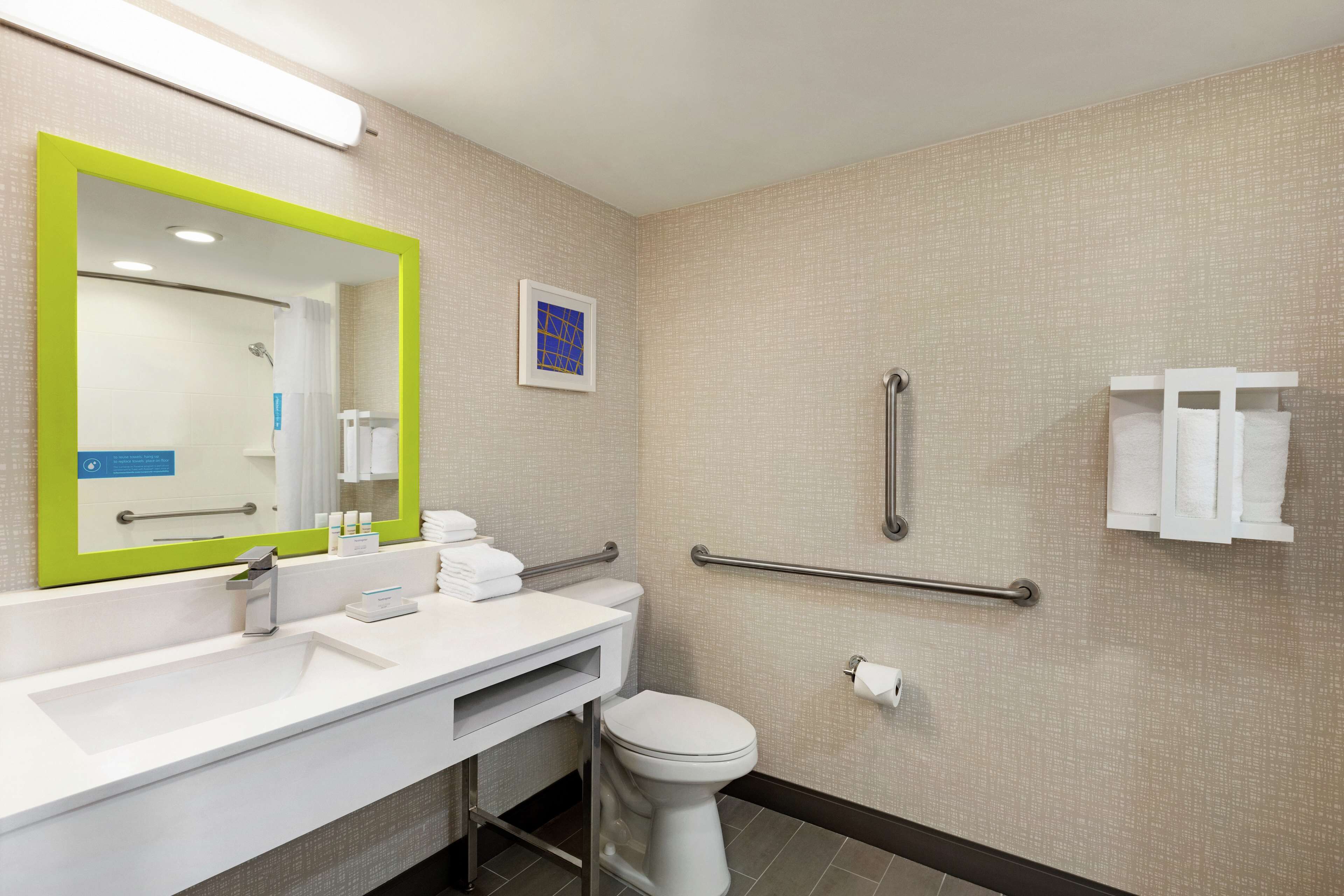 Photo - Hampton Inn & Suites Fort Lauderdale Airport