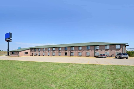 Exterior. Days Inn by Wyndham Ozark Springfield