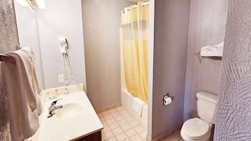 Suite, 1 cama de matrimonio grande, no fumadores | Baño | Ducha y bañera combinadas y bañera de agua termal