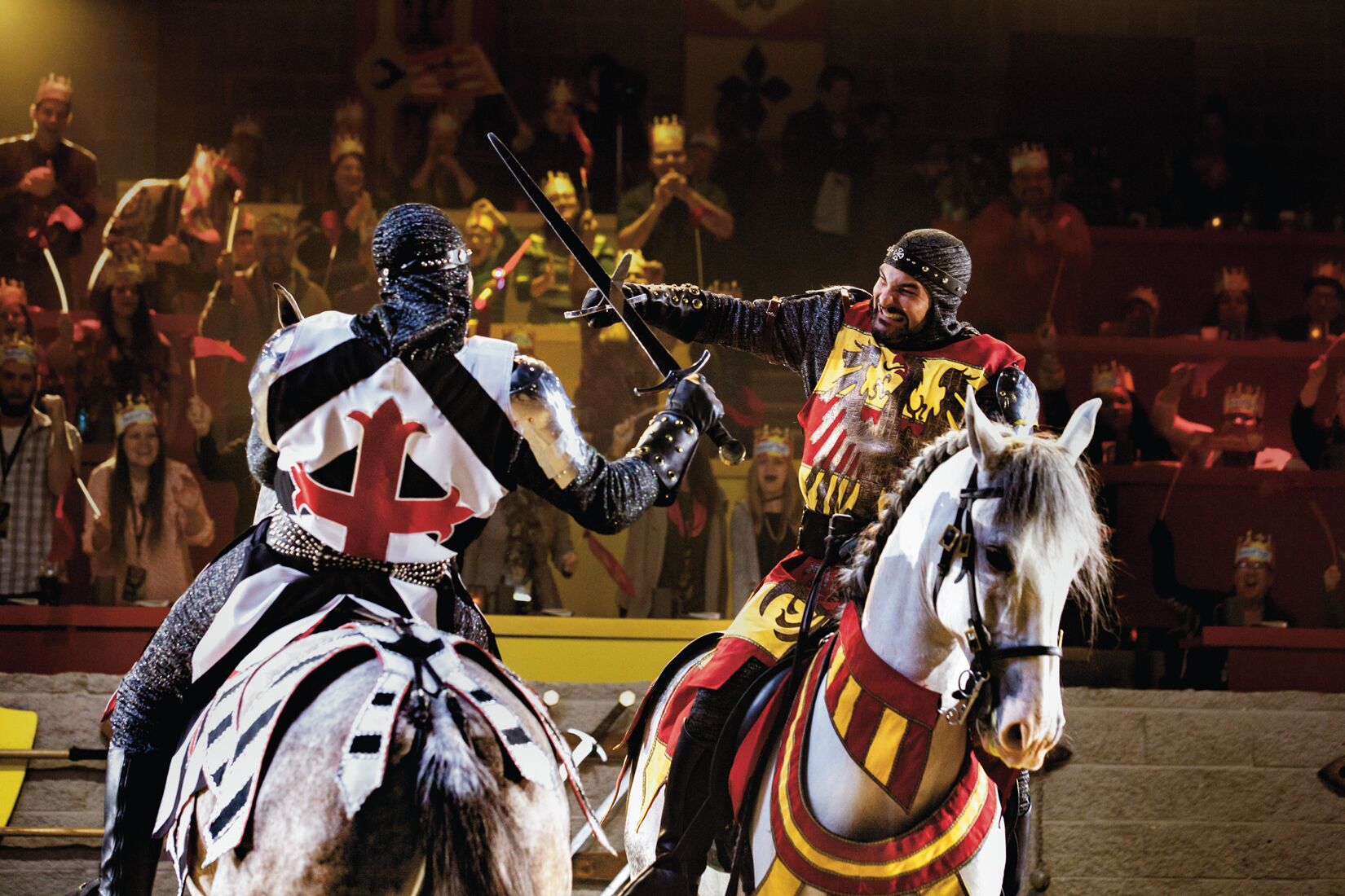 Dos caballeros a caballo en un torneo medieval.