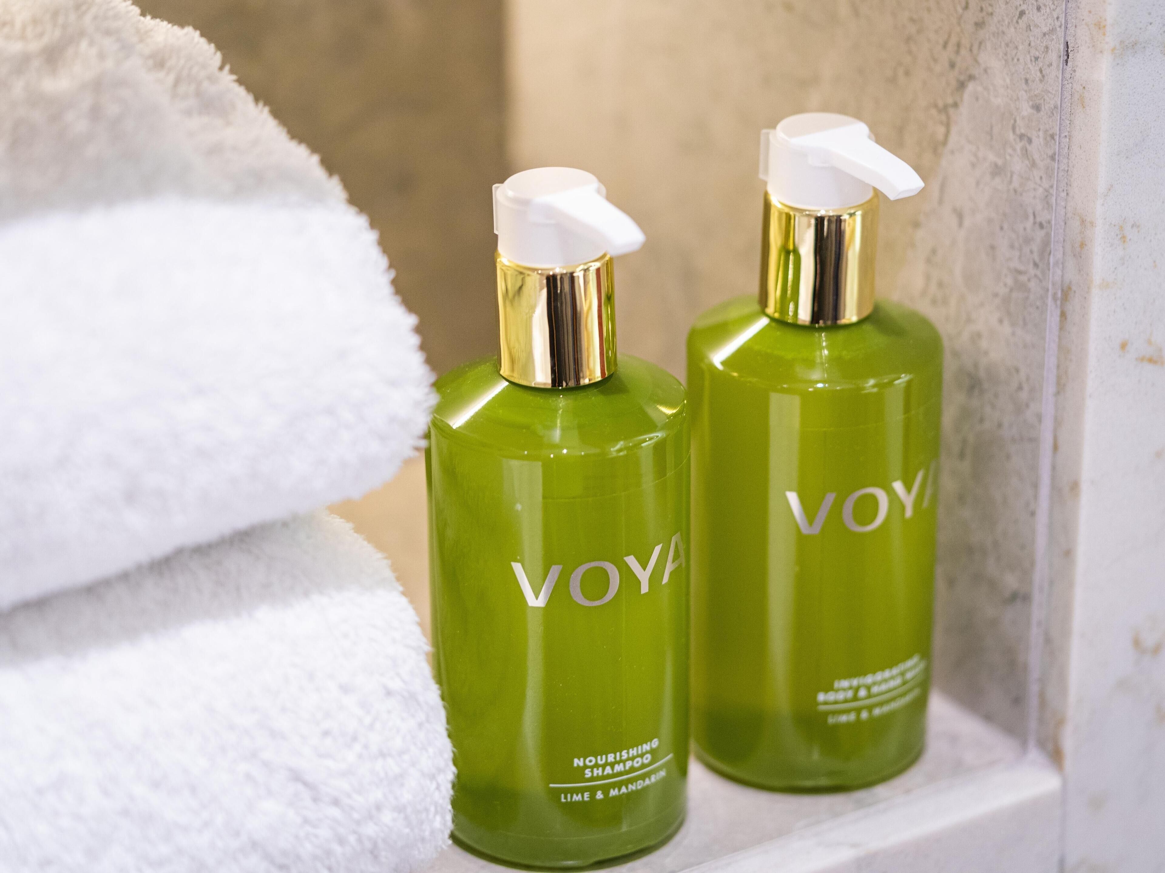 combined shower/bathtub, designer toiletries, hair dryer, towels