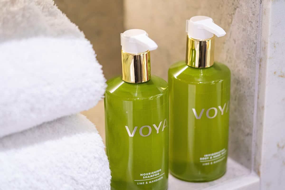 combined shower/bathtub, designer toiletries, hair dryer, towels