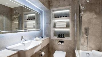 Combined shower/bathtub, designer toiletries, hair dryer, towels