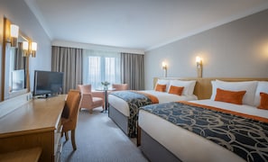 Hypo-allergenic bedding, in-room safe, desk, blackout drapes