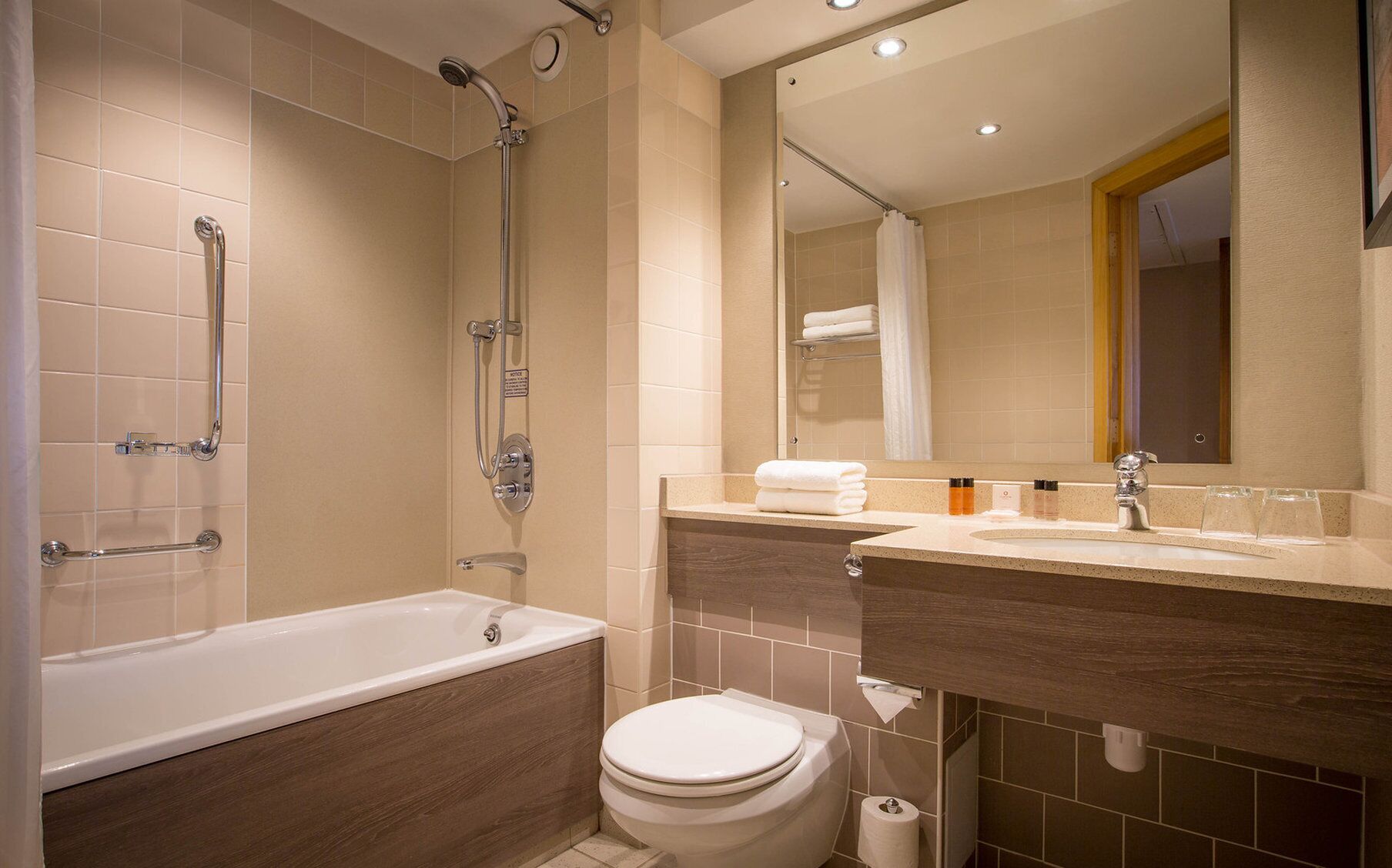 combined shower/bathtub, hair dryer, towels