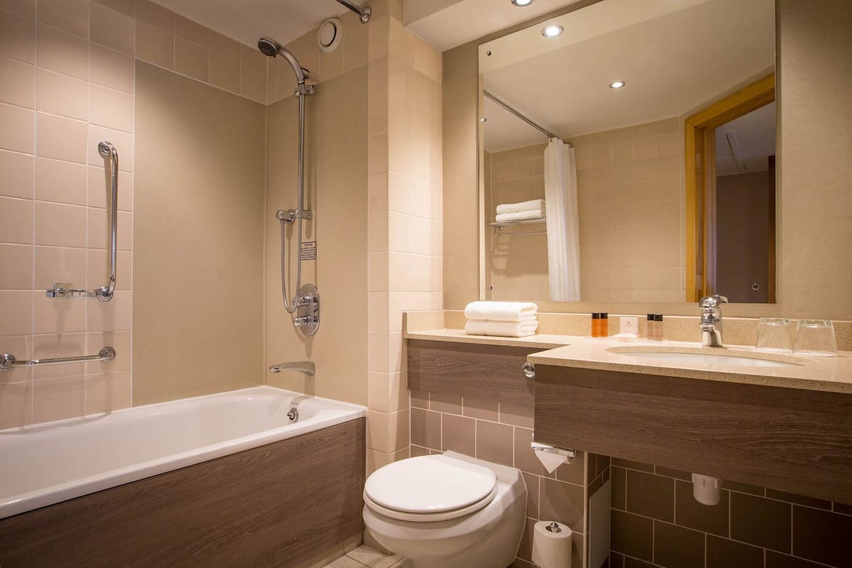 combined shower/bathtub, hair dryer, towels