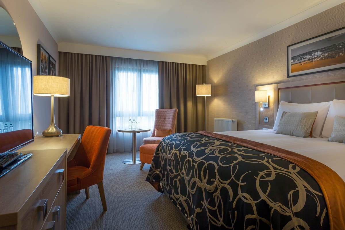 Hypo-allergenic bedding available, in-room safe, desk, blackout drapes