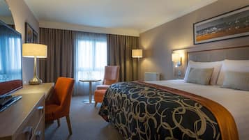 Hypo-allergenic bedding, in-room safe, desk, blackout drapes