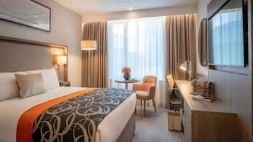 Hypo-allergenic bedding, in-room safe, desk, blackout curtains