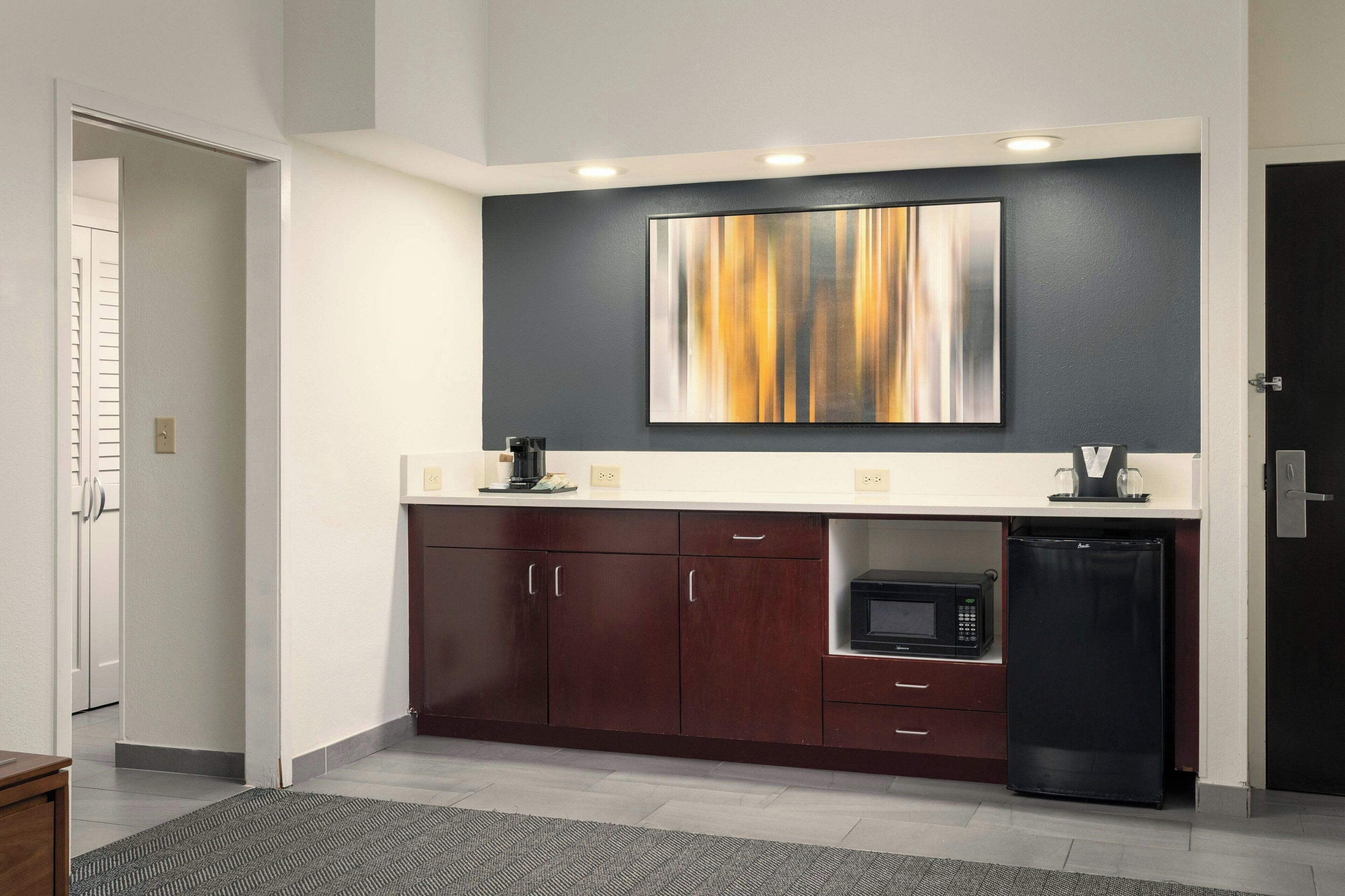 suite, 1 bedroom | in-room safe, desk, blackout curtains, iron/ironing board