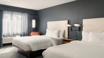 Caja de seguridad en la habitación, escritorio y cortinas blackout