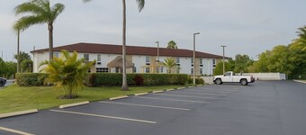 Belmont Inn & Suites