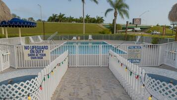 Utomhuspool med öppettider 09.00 till 21.00, och solstolar