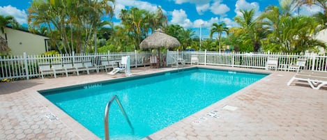 Een buitenzwembad, open van 08.00 uur tot 21.00 uur, en ligstoelen