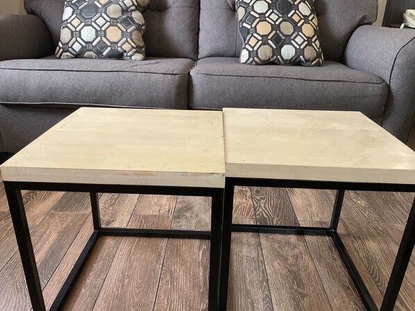 Deluxe Room, 1 Queen Bed, Non Smoking, Ground Floor | Living area