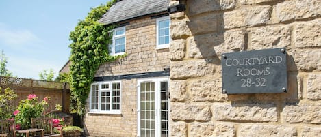 Courtyard Family Room | Terrace/patio