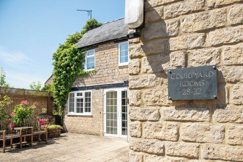 Pettifers Freehouse Hotel